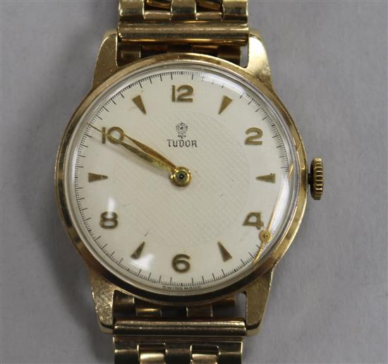 A gentlemans 9ct gold Tudor manual wind wrist watch, on an associated 9ct gold bracelet.